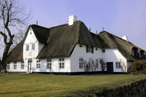 House, Keitum, Sylt, North Frisian Island, Traditional whitewashed thatched houses on a sunny day