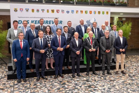 Visit by Federal Chancellor Olaf Scholz to Dueren Town Hall, The Federal Government will continue