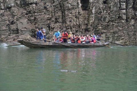 Special boats for the side arms of the Yangtze, for the tourists of the river cruise ships,