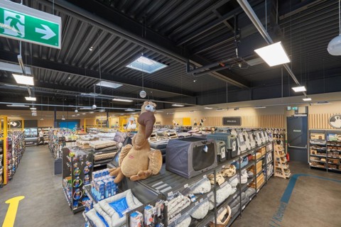 Sales area pet supplies retail store REWE Kai Prochazka oHG I Papenreye 4 I 22453 Hamburg-Niendorf