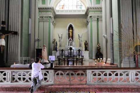 Church Iglesia de Guadalupe, built 1624 -1626, Granada, Nicaragua, woman praying in the church