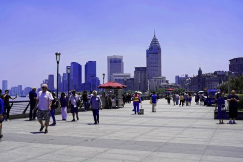 Stroll through Shanghai to the sights, Shanghai, China, Asia, people walking on the promenade with