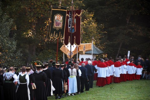 Thanksgiving procession on the way to the pilgrimage church Maria Kunterweg in Ramsau, Ramsau,