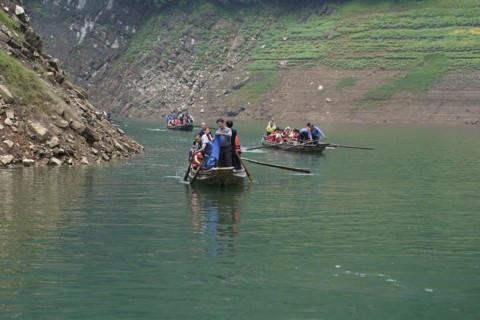 Special boats for the side arms of the Yangtze, for the tourists of the river cruise ships,
