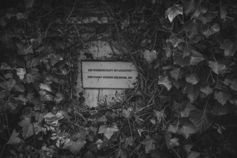 Science is mighty, art is assisted by angels, plaque in front of the art gallery of Isny Castle,