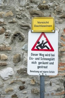 Beware of roof avalanches and this path will not be cleared in icy conditions, signposting in the
