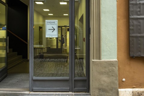 Exit with signpost to the entrance, Goethe National Museum of the Klassik Stiftung Weimar in