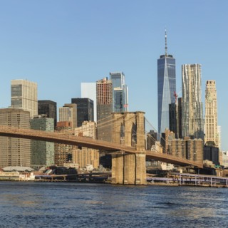 Skyline of downtown Manhattan with One World Trade Centre and Brooklyn Bridge, New York City, New