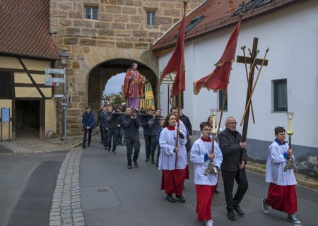 Historic Good Friday procession for 350 years with life-size wood-carved figures from the 18th