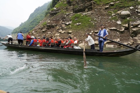 Special boats for the side arms of the Yangtze, for the tourists of the river cruise ships,