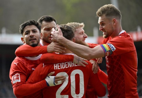 Goal celebration, cheering Jan-Niklas Beste 1. FC Heidenheim 1846 FCH (37) Nikola Dovedan 1. FC