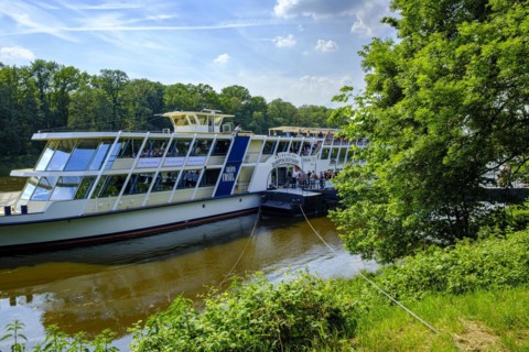 Passengers board the GRAeFIN COSEL passenger ship at the steamer landing stage in Pillnitz,