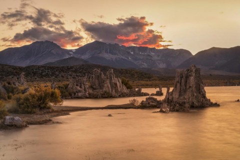 Mono Lake at sunset, Mono Lake Tufa State Reserve, Sierra Nevada, California, USA, Mono Lake Tufa