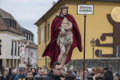 Historic Good Friday procession for 350 years with life-size wood-carved figures from the 18th