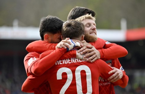 Goal celebration, cheering Jan-Niklas Beste 1. FC Heidenheim 1846 FCH (37) Nikola Dovedan 1. FC