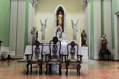 Church Iglesia de Guadalupe, built 1624 -1626, Granada, Nicaragua, Symmetrical view of the altar