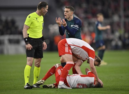 Referee Danny Makkelie (NED) in conversation, discussion with Leandro Trossard FC Arsenal (19),