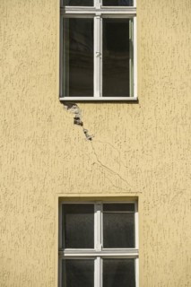Cracks in the facade, evacuated and closed building, risk of collapse, Goltzstrasse /