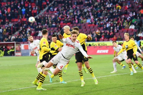 Timo Huebers (#4), 1.FC Koeln in the all-round fight for the ball, 1st Bundesliga, 1.FC Koeln, BVB
