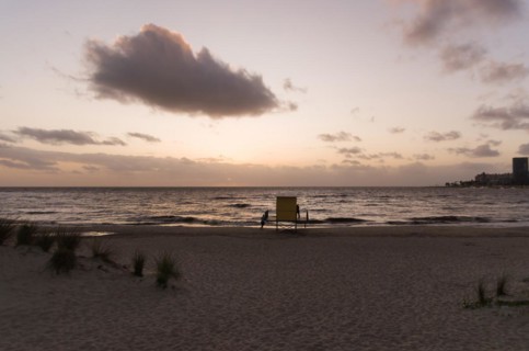MONTEVIDEO, URUGUAY, Dezember 29, 2023: Beautiful sunset at Ramirez beach in Montevideo, Uruguay,