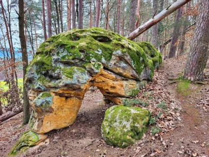 The rock castle near Burgkunstadt is a naturally formed natural stone arch. The rock formation was