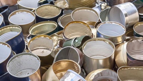 Symbol photo, waste, a large amount of empty open broken tinplate cans on a heap, AI generated, AI