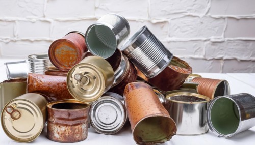 Symbol photo, many empty tin cans, partly crushed, rusty, dirty, on a white background, AI