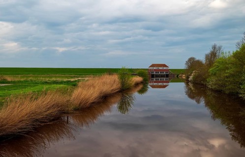 View of the Wymeerer Sieltief in the direction of the Ems dyke, behind the pumping station, Pogum,