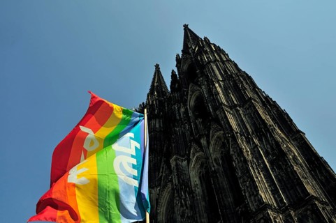 Peace flag and Cologne Cathedral, Cologne, North Rhine-Westphalia, Germany, Europe