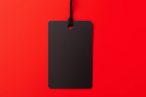 Empty black label tag on red background. KI generiert, generiert, AI generated