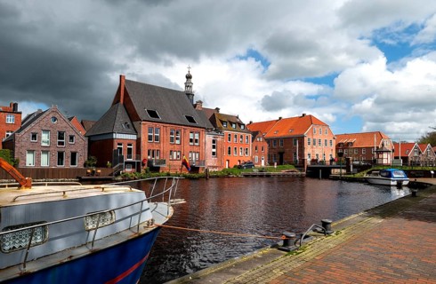 Falderndelft, view towards the bascule bridge Friedrich-Ebert-Strasse, upper left tower of the New