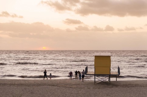 MONTEVIDEO, URUGUAY, Dezember 29, 2023: Beautiful sunset at Ramirez beach in Montevideo, Uruguay,