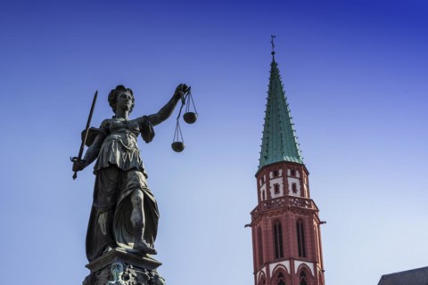Justitia with scales, Justitia Fountain, Fountain of Justice on the Roemerberg, behind it the