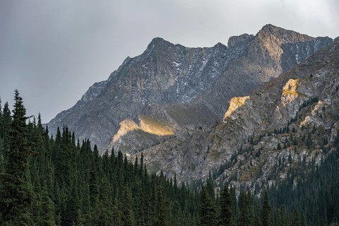 Dramatic mountains and rocks, mountain valley, Chong Kyzyl Suu Valley, Terskey Ala Too, Tien-Shan