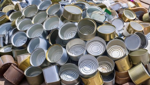 Symbol photo, waste, a large quantity of empty open tinplate cans on a heap, AI generated, AI