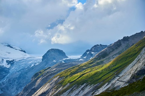 View from Franz Joseph Hoehe into the mountains (Grossglockner) with Pasterze at Hochalpenstrasse,