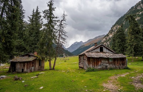 Wooden hut, Green Mountain Valley, Chong Kyzyl Suu Valley, Terskey Ala Too, Tien-Shan Mountains,