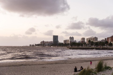 MONTEVIDEO, URUGUAY, Dezember 29, 2023: Beautiful sunset at Ramirez beach in Montevideo, Uruguay,
