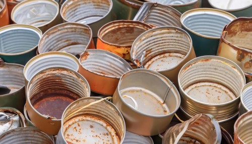 Symbol photo, waste, a large quantity of empty open rusted tinplate cans on a heap, AI generated,
