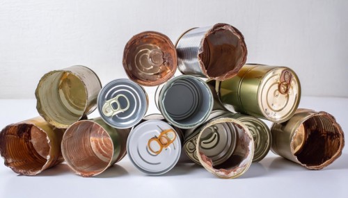 Symbol photo, many empty tin cans, partly crushed, rusty, dirty, on a white background, AI