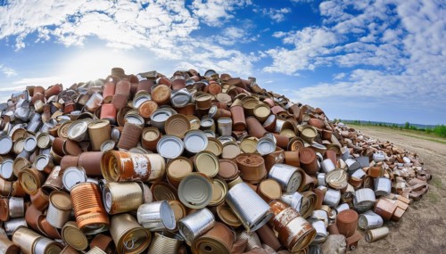 Symbol photo, rubbish, waste, many empty rusty cans in a pile, AI generated, AI generated