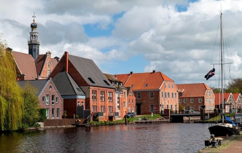 Falderndelft, view towards the bascule bridge Friedrich-Ebert-Strasse, upper left tower of the New