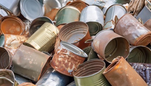 Symbol photo, waste, a large quantity of empty open rusted tinplate cans on a heap, AI generated,
