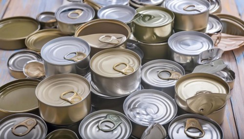 Symbol photo, waste, a lot of empty tin cans, AI generated, AI generated
