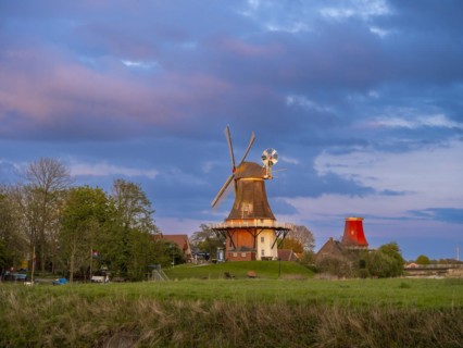 The twin mills at the old Greetsieler Sieltief, Greetsiel, Krummhoern, East Frisia, Lower Saxony,