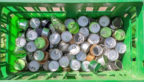 Symbol photo, rubbish, waste, many empty beverage cans in a rubbish container, AI generated, AI