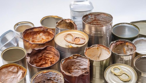 Symbol photo, many empty tin cans, partly crushed, rusty, dirty, on a white background, AI