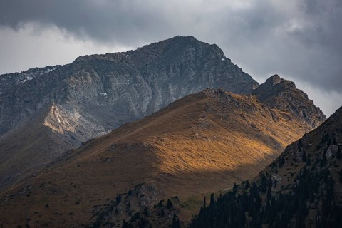 Dramatic mountains and rocks, mountain valley, Chong Kyzyl Suu Valley, Terskey Ala Too, Tien-Shan