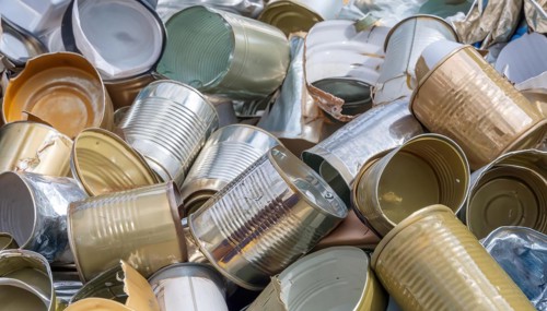Symbol photo, waste, a large amount of empty open broken tinplate cans, AI generated, AI generated