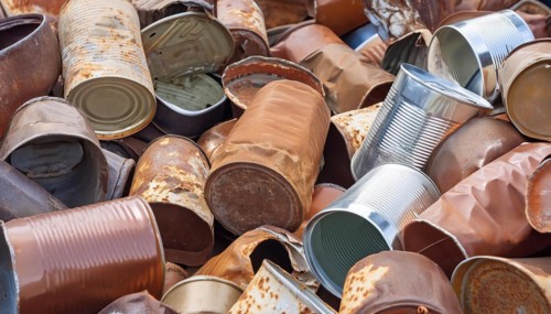 Symbol photo, waste, a large quantity of empty open rusted tinplate cans on a heap, AI generated,